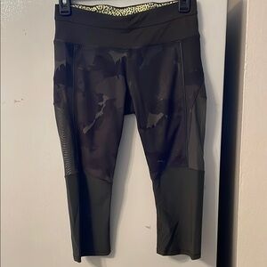 Lululemon Size 4 Camouflage Mesh Crop Leggings